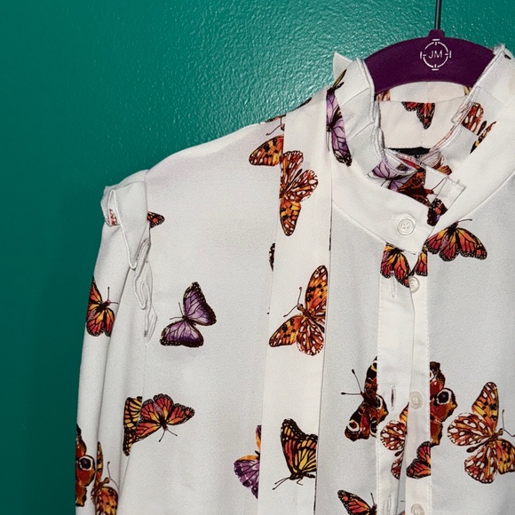 🦋👐🦋👐🌹🌸New York & Company White Blouse with Butterfly Print - Picture 4 of 11
